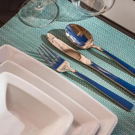 Apartman Lilly, With Communal Pool, 10 Meters From Sea *