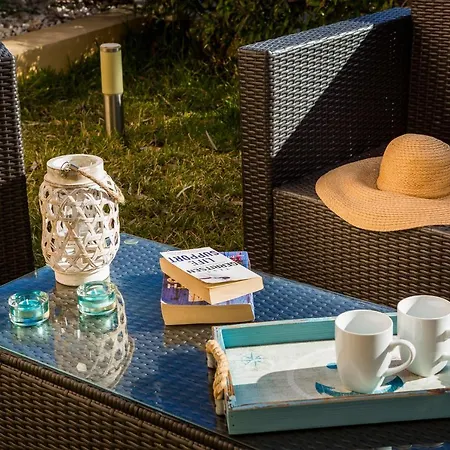 Apartman Lilly, With Communal Pool, 10 Meters From Sea