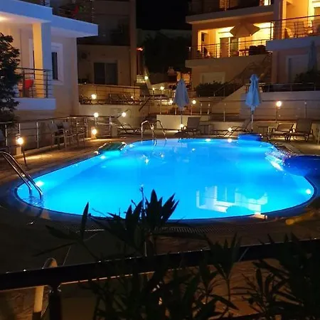 Lilly, With Communal Pool, 10 Meters From Sea サミ